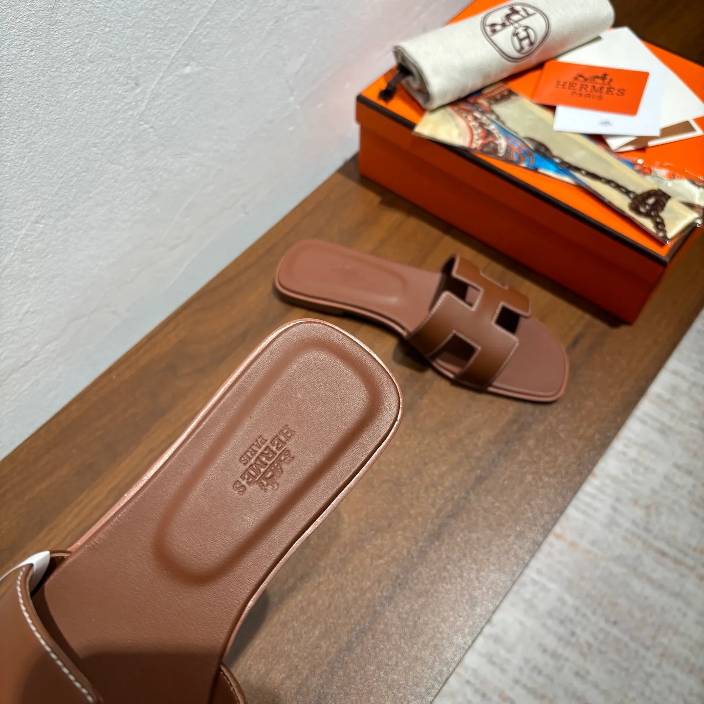 👟👟Ex-factory price 480👟👟 Brand💗: The latest color series from HERMES official website Code number💗: 35-40 full size (34 41 42 customized, non-refundable and non-exchangeable) Upper material💗: Classic plain calfskin Sole material💗: Zero-crack genuine leather mid-sole👑👑👑 Fully dyed HERMES Plain calfskin sandals, a historical representative work, the timeless classic H sandals, suitable for home and travel, this shoe is the finishing touch of your wardrobe, it looks great on the feet💃🏻💃🏻💃🏻